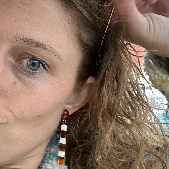 Laminated Lucite Layered Orange and White Clip-on Earrings Vintage - Picture 2 of 9